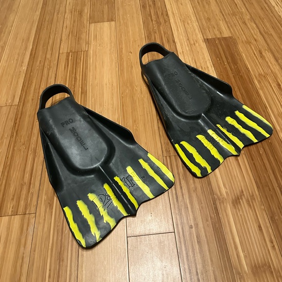 Black and Yellow Swim Fins - Picture 2 of 7